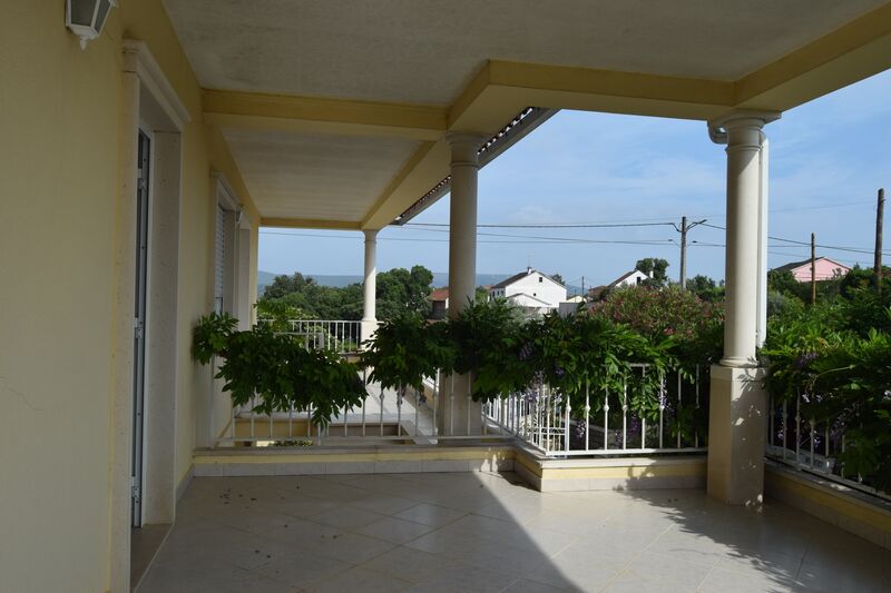 House 4 bedrooms in the center Zambujais Abiul Pombal - attic, garage, green areas, garden