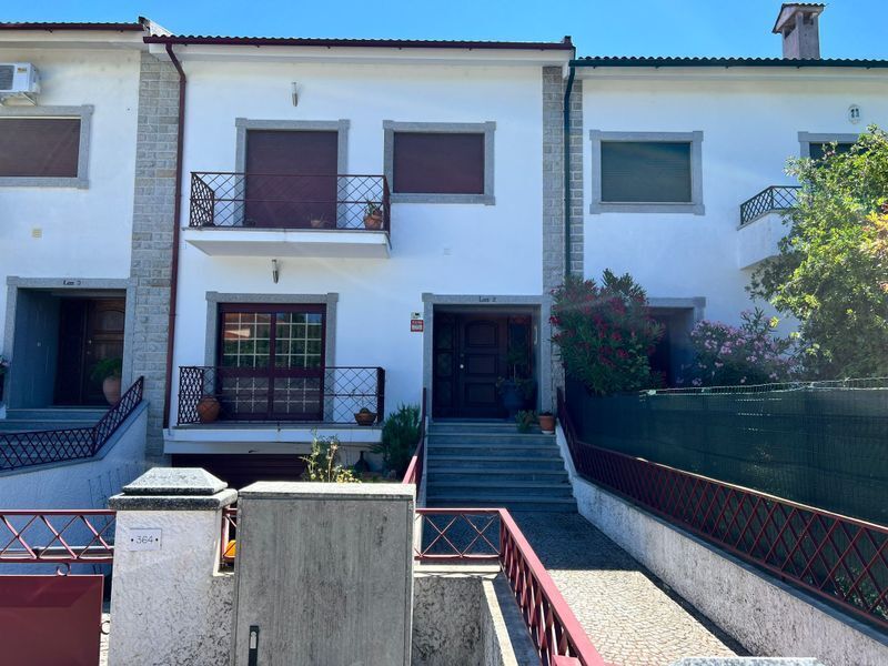 House townhouse 4 bedrooms Abraveses Viseu - fireplace, garage, solar panels, barbecue, balcony, double glazing, heat insulation