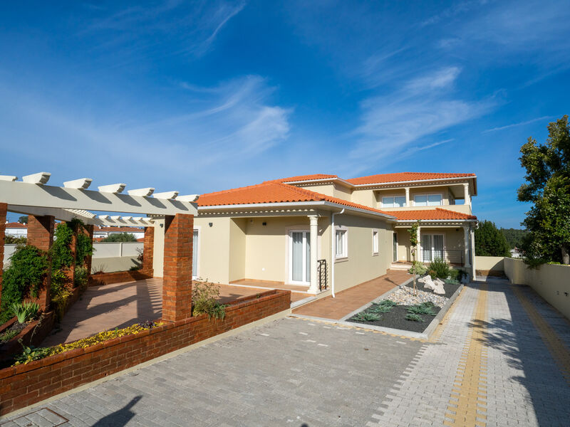 Home neues V4 Marinha Grande - equipped, fireplace, swimming pool, garage, alarm, air conditioning