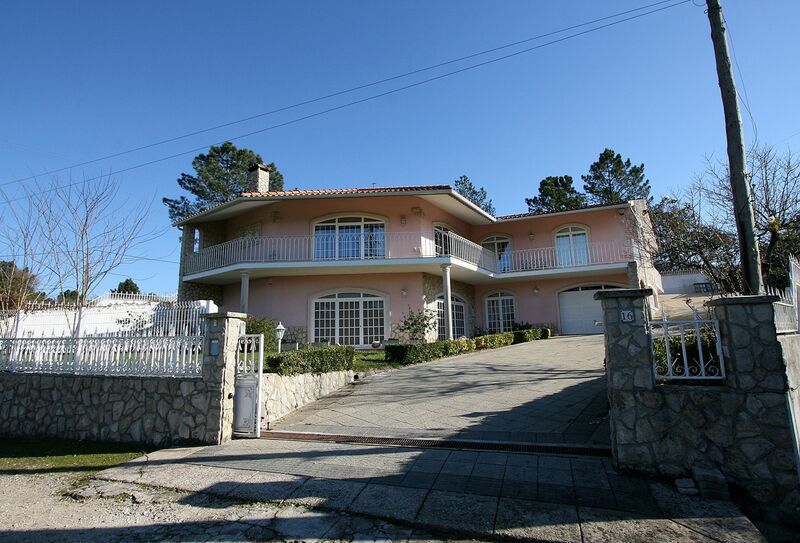 House V5 in the center Batalha - central heating, garden, barbecue, garage