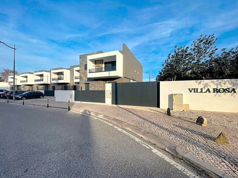 House nueva townhouse V4 Nossa Senhora de Fátima Entroncamento - green areas, garden, double glazing, air conditioning, barbecue, balcony, swimming pool, terrace, garage, solar panel, parking lot