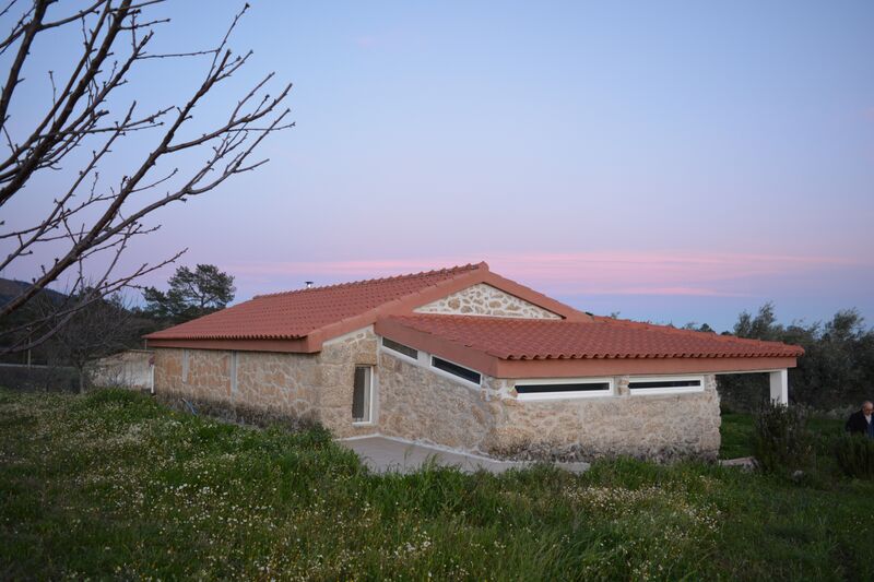 Farm 3 bedrooms Fundão - water hole, water, irrigated land, peach trees, kitchen, fruit trees, orange trees, well, cork oaks, equipped, tiled stove, olive trees