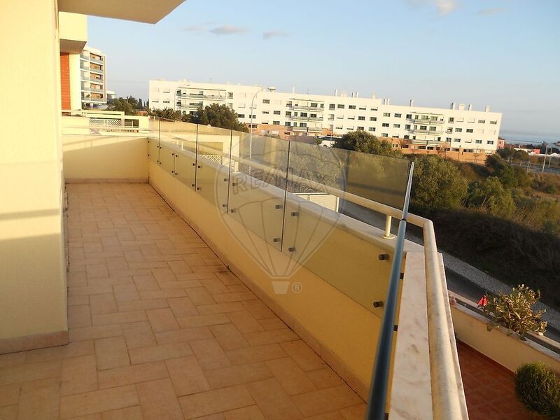 Apartment 3 bedrooms Modern excellent condition Oeiras - green areas, balconies, garage, balcony, central heating, parking lot, alarm, equipped