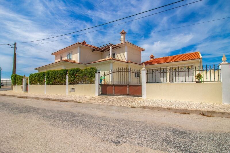 House 4 bedrooms Silveira Torres Vedras - fireplace, barbecue, automatic irrigation system, solar panels, equipped kitchen, garden, equipped, balcony, garage, balconies, central heating