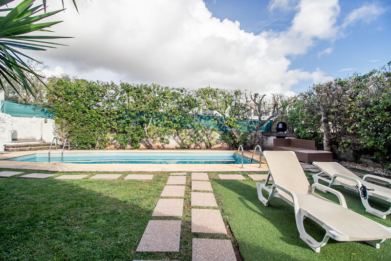 Moradia Renovada para remodelar V4 Oeiras - piscina, garagem, jardim, muita luz natural, lareira