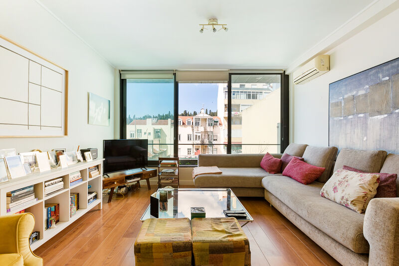 Apartamento Moderno T2 Prazeres  Lapa Lisboa - varanda, jardim, chão flutuante, garagem, ar condicionado, equipado, lugar de garagem, arrecadação