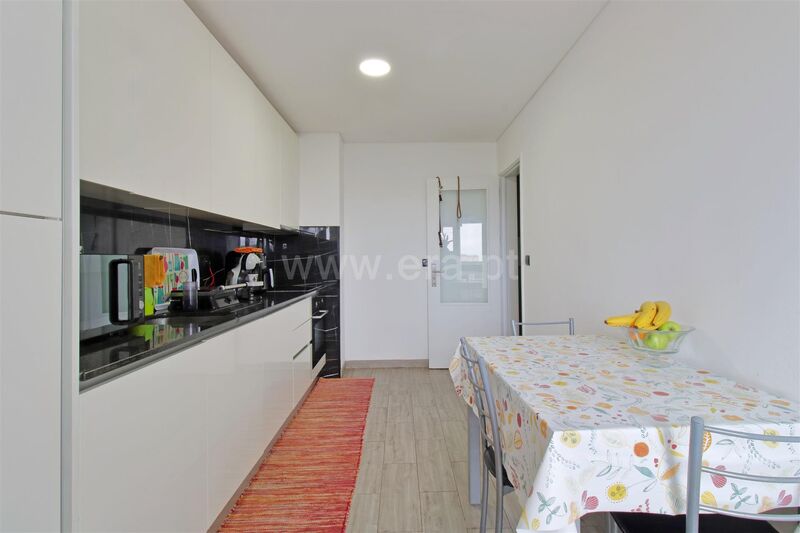 Apartamento T3 em bom estado Vilar de Andorinho Vila Nova de Gaia - marquise, arrecadação, garagem, jardins