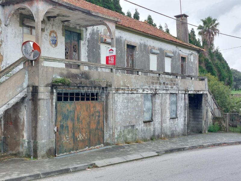 House V4 Isolated in the center Lourosa Santa Maria da Feira