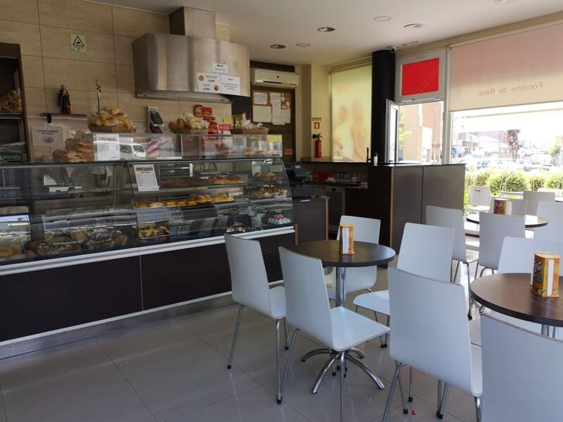 Pastry shop Rasa Mafamude Vila Nova de Gaia - great location, easy access, garage, toilets, wc