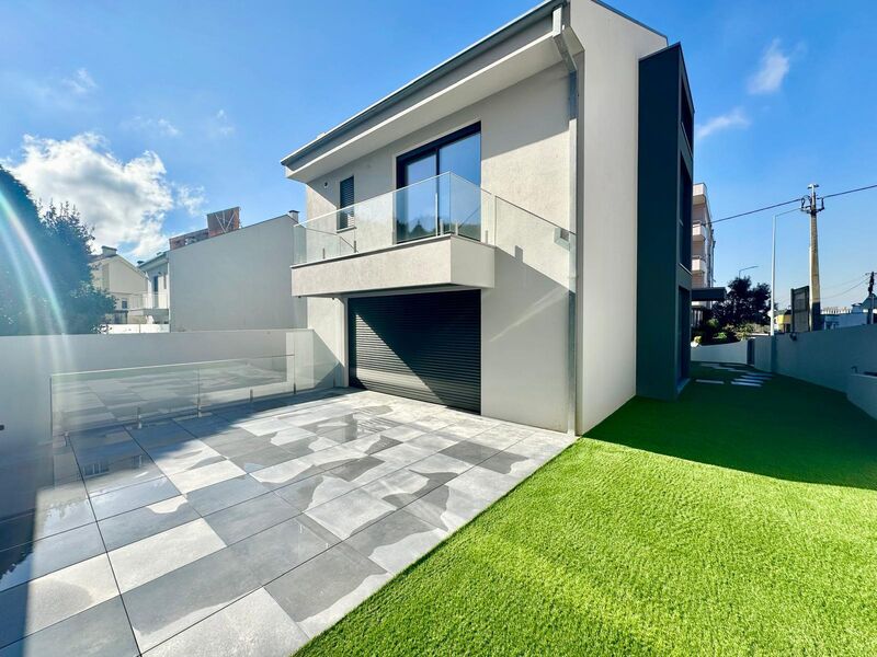 House V4 Oliveira do Douro Vila Nova de Gaia - quiet area, balcony, terrace, attic, garage, air conditioning