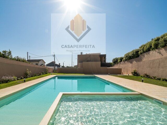 House new 3 bedrooms Madalena Vila Nova de Gaia - equipped, central heating, gardens, quiet area, garage, gated community, balcony, playground, solar panel, boiler, swimming pool, terrace, garden