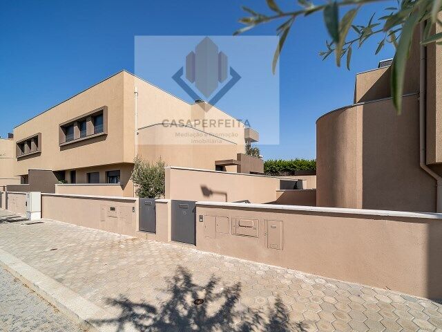 House V3 neues Praia da Madalena Vila Nova de Gaia - equipped, central heating, playground, terrace, garden, boiler, quiet area, swimming pool, gardens, balcony, solar panel, garage, gated community