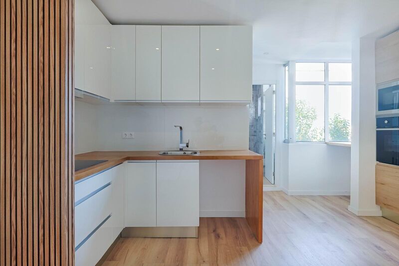 Apartamento T3 Renovado Bonfim Porto - vidros duplos, varanda, 3º andar, cozinha equipada, marquise