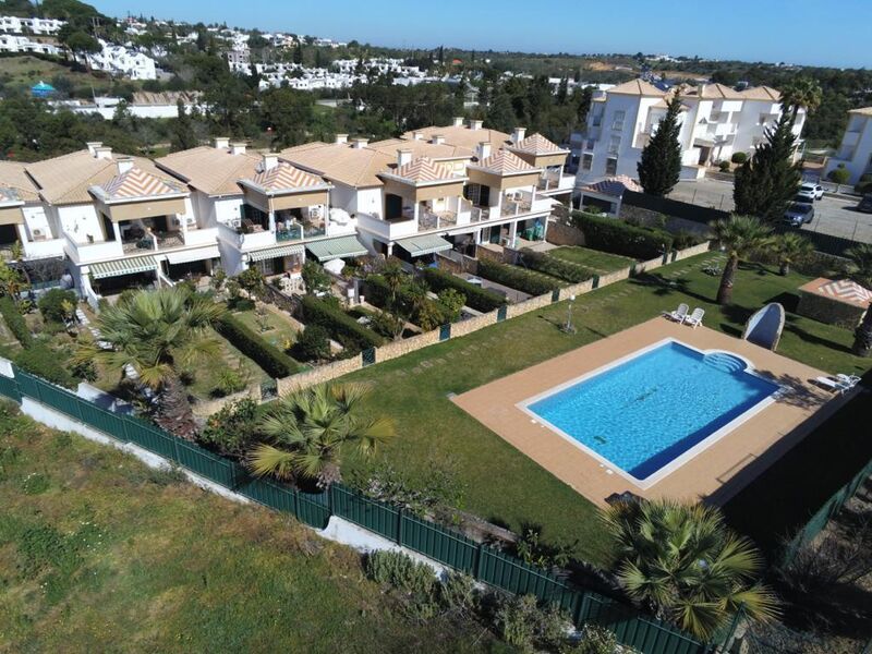 Moradia V2+2 em banda Albufeira - zona calma, terraço, ar condicionado, vidros duplos, piscina, jardim, lareira, varanda