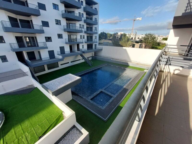 Apartamento T1 novo Quelfes Olhão - arrecadação, garagem, vidros duplos, piscina, ar condicionado, varanda