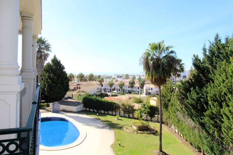 Apartamento em zona central T2 Albufeira - ar condicionado, parque infantil, varanda, piscina, garagem, cozinha equipada, 2º andar