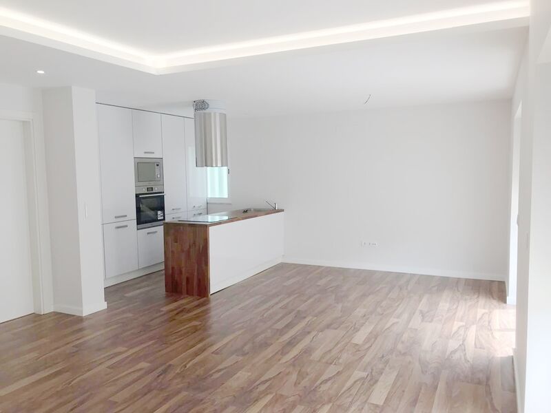 Apartment 4 bedrooms Refurbished spacious Verderena Barreiro - 1st floor, equipped