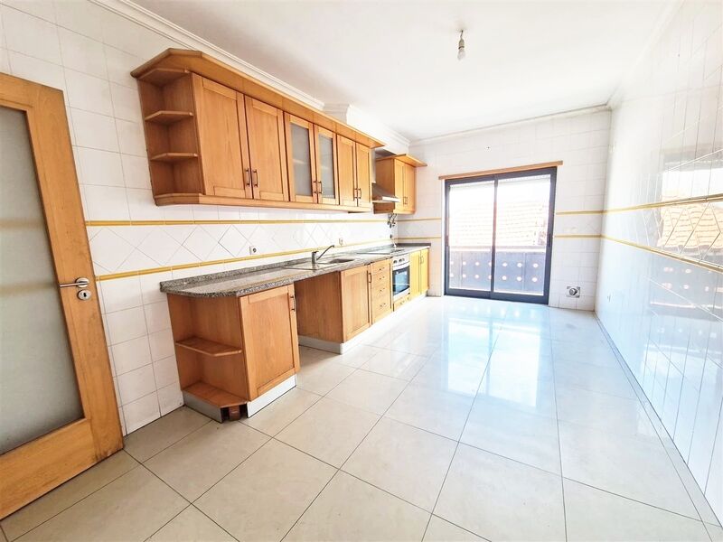 Apartamento bem localizado T2 Baixa da Banheira Moita - varanda, garagem, arrecadação, lareira, sótão, 1º andar