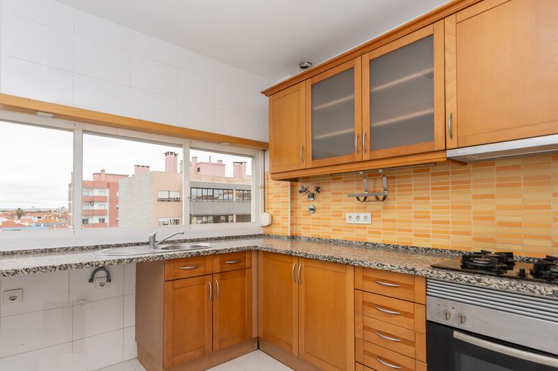 Apartamento T2 em bom estado Shopping Via Europa Alto do Seixalinho Barreiro - muita luz natural