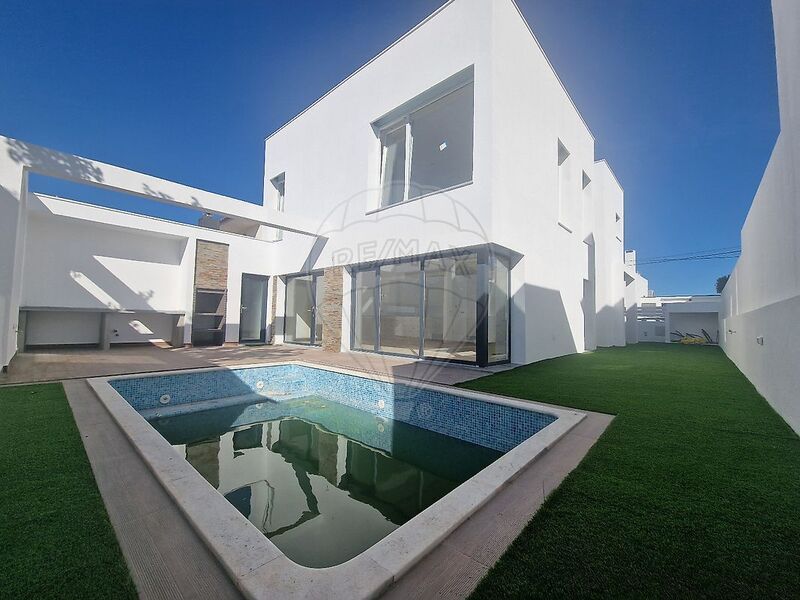 House nueva V4 Almada - balconies, double glazing, swimming pool, garage, solar panels, balcony