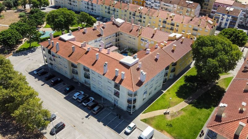 Apartment T2 Modern Seixal - 1st floor, great location, air conditioning, fireplace, balcony