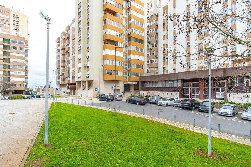 Apartamento no centro T3 Areeiro Lisboa - parqueamento, varanda, cozinha equipada