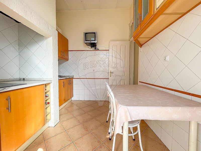 Apartamento T3 Renovado Avenidas Novas Lisboa - cozinha equipada, marquise, varanda