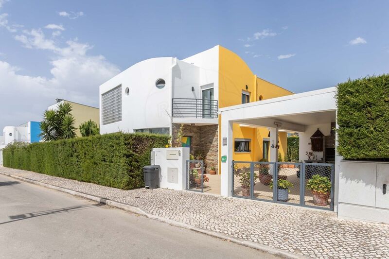 House Isolated V3 Quinta do Anjo Palmela - swimming pool, private condominium, garden, garage, fireplace, terrace, plenty of natural light, balcony, air conditioning