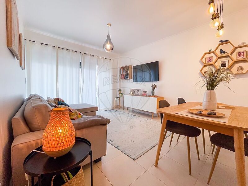 Apartamento T3 Almada - cozinha equipada, excelente localização, 2º andar, parque infantil, varandas, vidros duplos, arrecadação, piscina, jardim, ar condicionado