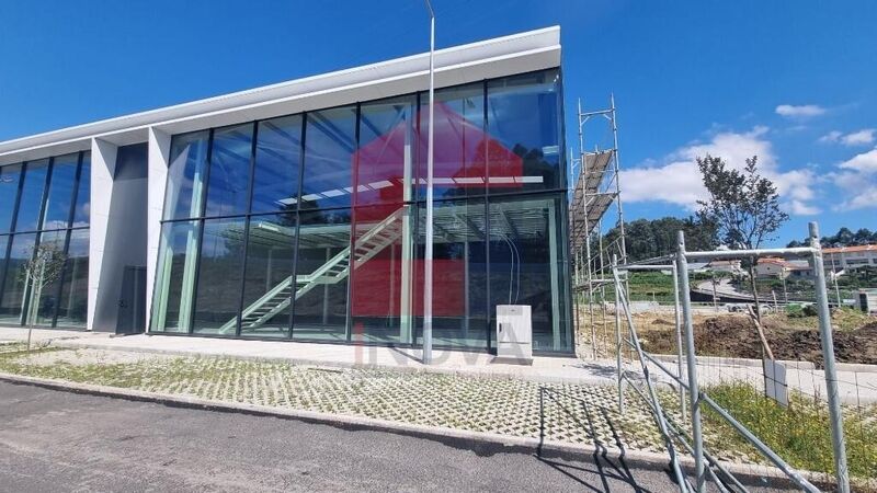 Armazém novo com 595m2 Vila Nova de Famalicão - bons acessos