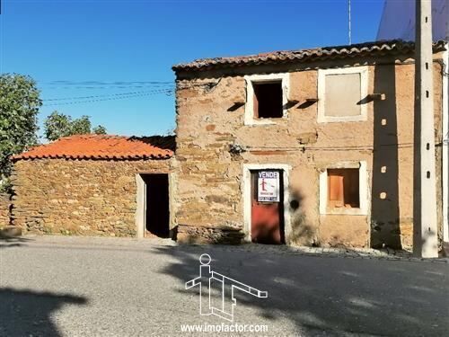 House V1 to rebuild Castelo Branco - backyard, haystack, garden, store room