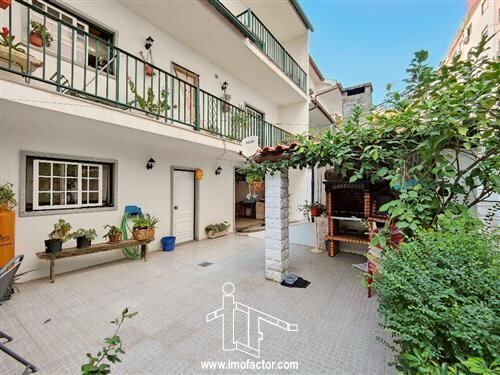 House spacious 3 bedrooms Castelo Branco - attic, backyard, garden, air conditioning, store room, playground, garage, heat insulation, balcony, solar heating, alarm, automatic gate, barbecue, fireplace, double glazing, central heating, green areas, boiler, acoustic insulation