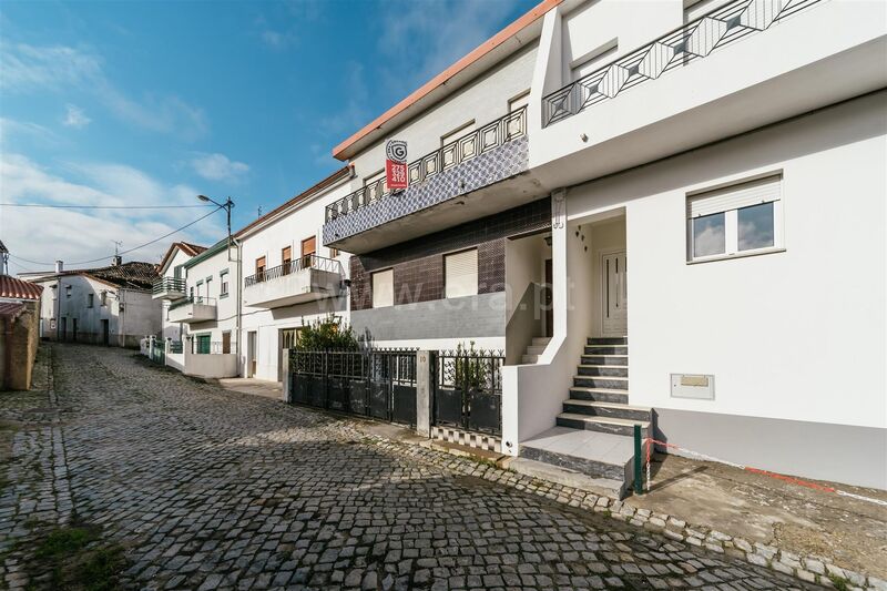 House V4 townhouse Ferro Covilhã - garage, fireplace, attic, gardens, garden, balcony