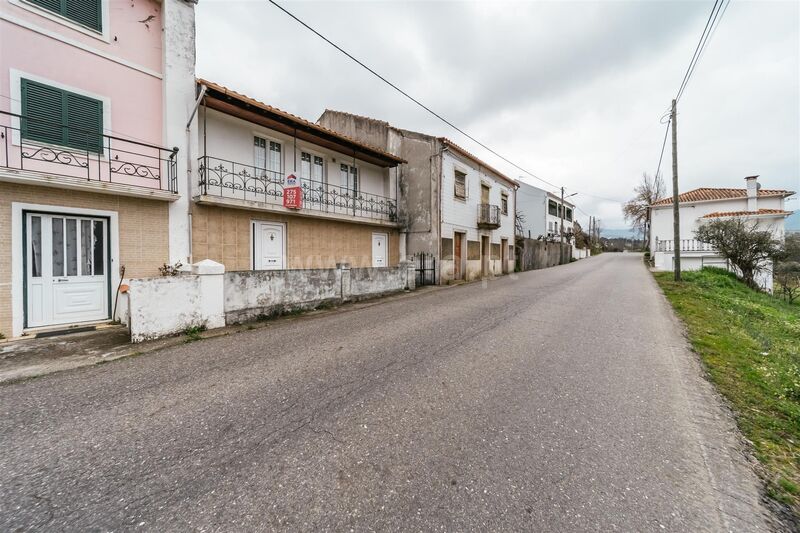 Moradia em banda V2 Castelejo Fundão - varanda, sótão, jardins, quintal