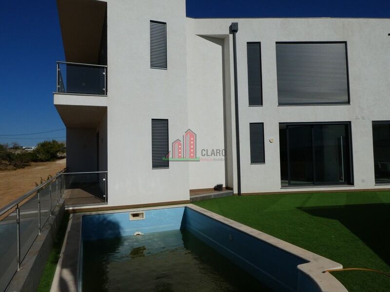 Moradia V4 nova Albufeira - varandas, jardim, piscina, condomínio fechado, garagem