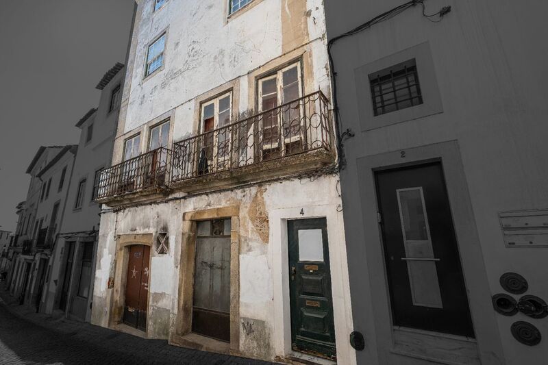 Building Évora