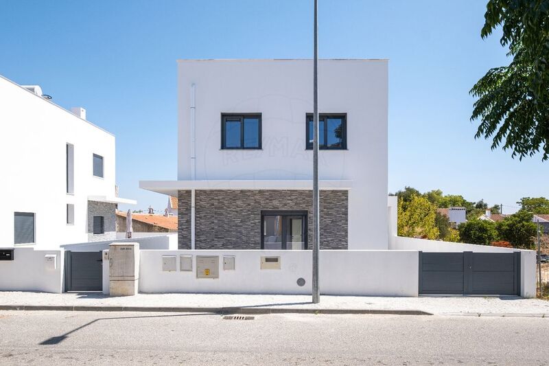 House V4 Isolated in the center Évora