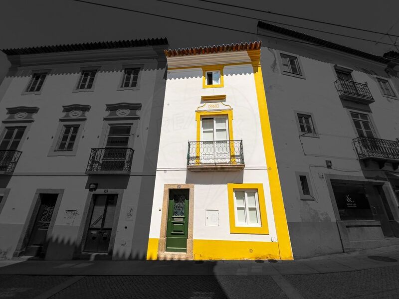 Building Évora