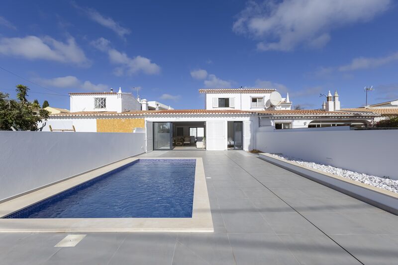 House near the beach 3 bedrooms Praia da Luz Lagos - underfloor heating, air conditioning, store room, parking lot, swimming pool, backyard