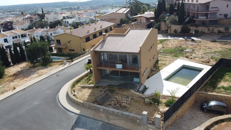 Moradia nova no centro V4 Urbanização Green Village Silves - rega automática, terraço, ar condicionado, jardim, piscina, varanda, lareira, bbq, painel solar