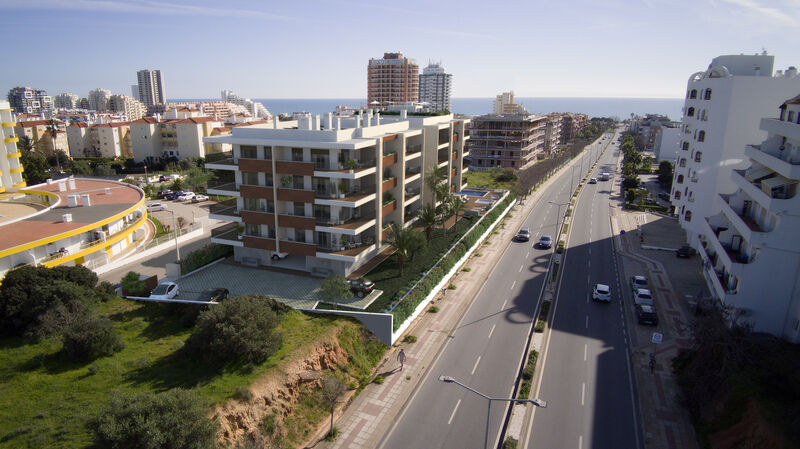 апартаменты новые с видом на море T2 Praia Três Castelos Portimão - веранда, закрытый кондоминиум, гараж, бассейн, сад, вид на море