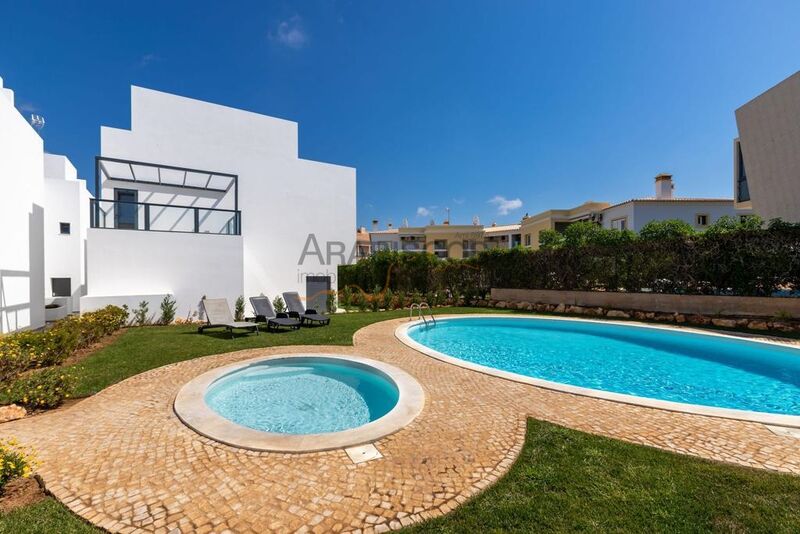 House Semidetached 3 bedrooms Alvor - Centro Portimão - solar panels, underfloor heating, garden, swimming pool, air conditioning, gated community, terrace, barbecue