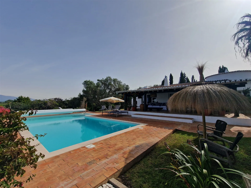 House Old 4 bedrooms Mexilhoeira Grande - Serra e Mar Portimão - excellent location, swimming pool, garden