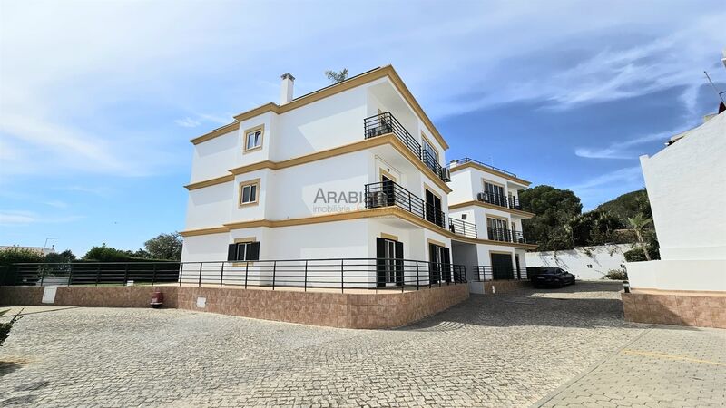 Apartamento perto da praia T2 Alvor - Centro Portimão - ar condicionado, condomínio fechado, arrecadação, vidros duplos, varanda, cozinha equipada, terraço, parqueamento