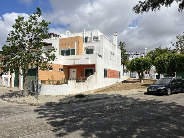 House 5 bedrooms Quelfes Olhão - air conditioning, equipped kitchen, alarm, balcony, store room, barbecue, terrace, balconies, garage, fireplace