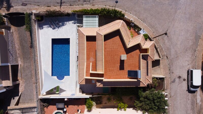 Moradia nova V3 Cerro de São Miguel Silves - cozinha equipada, terraços, piscina, painel solar, lareira, vidros duplos, garagem, aquecimento central, bonitas vistas
