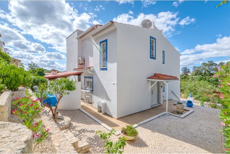 House Renovated near the beach 3 bedrooms Carvoeiro Lagoa (Algarve) - garage, terrace, terraces, air conditioning, garden, swimming pool, store room, barbecue, fireplace, solar panels, double glazing, tiled stove