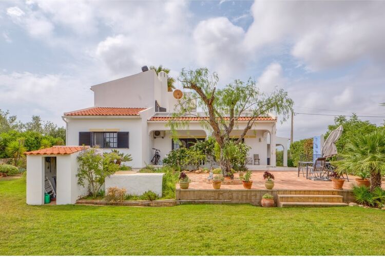 House 4 bedrooms Silves - solar panels, equipped kitchen, garden, fireplace, underfloor heating, double glazing, automatic irrigation system, terrace, air conditioning