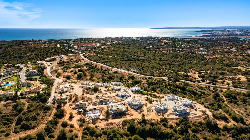 жилой дом V0 в центре Carvoeiro Lagoa (Algarve) - веранды, система кондиционирования, террасы, веранда, экипирован, мебелирован, много натурального света, отличные панорамы, бассейн, сады, терраса