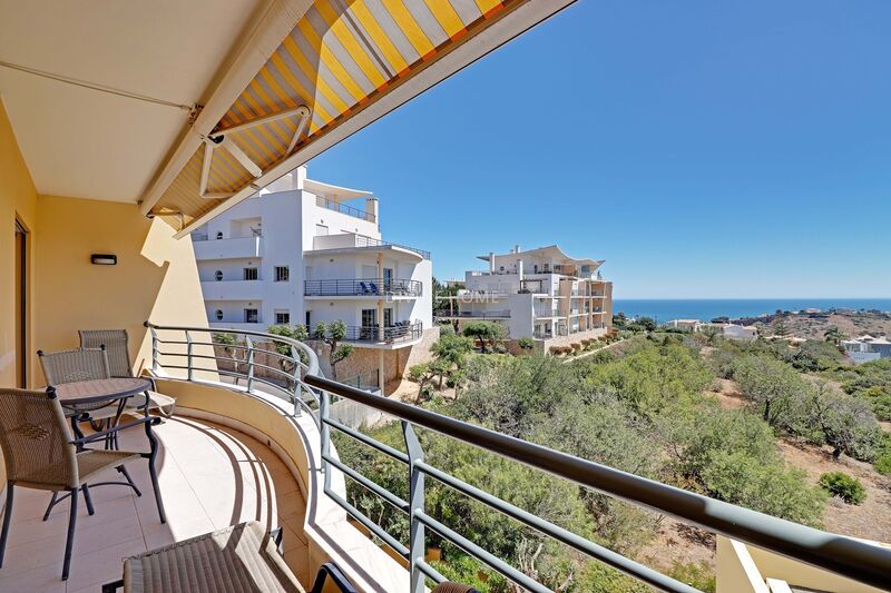 Apartamento T1 Moderno no centro Albufeira - garagem, vista mar, ar condicionado, mobilado, terraço, piscina, jardins